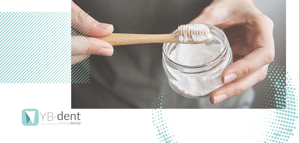 ¿Es bueno lavarse los dientes con bicarbonato de sodio?